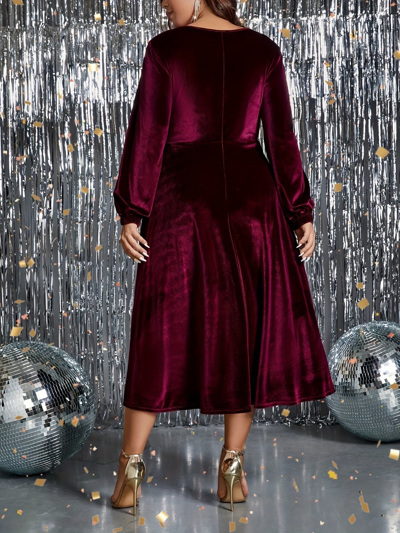 Vestido de veludo  com cintura marcada, manga comprida, gola redonda.