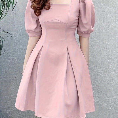 Vestido curto ,elegante de verão, linha A, manga bufante, gola quadrada.