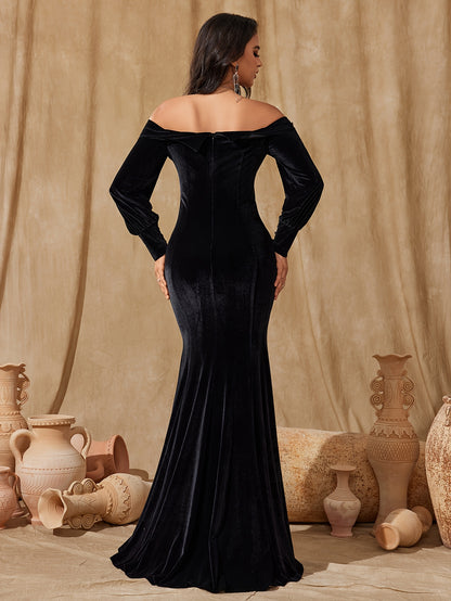 Vestido elegante de veludo estilo sereia com ombros à mostra e mangas compridas.