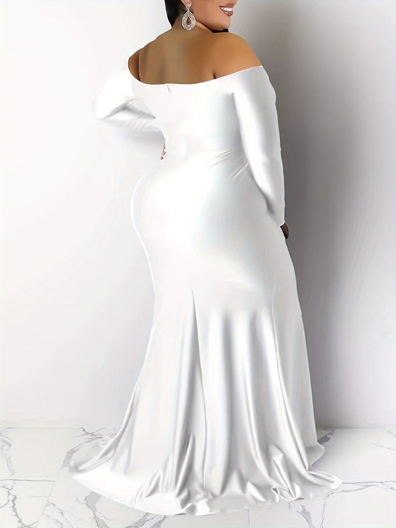 Vestido feminino, liso, com fenda lateral, justo e ombro de fora