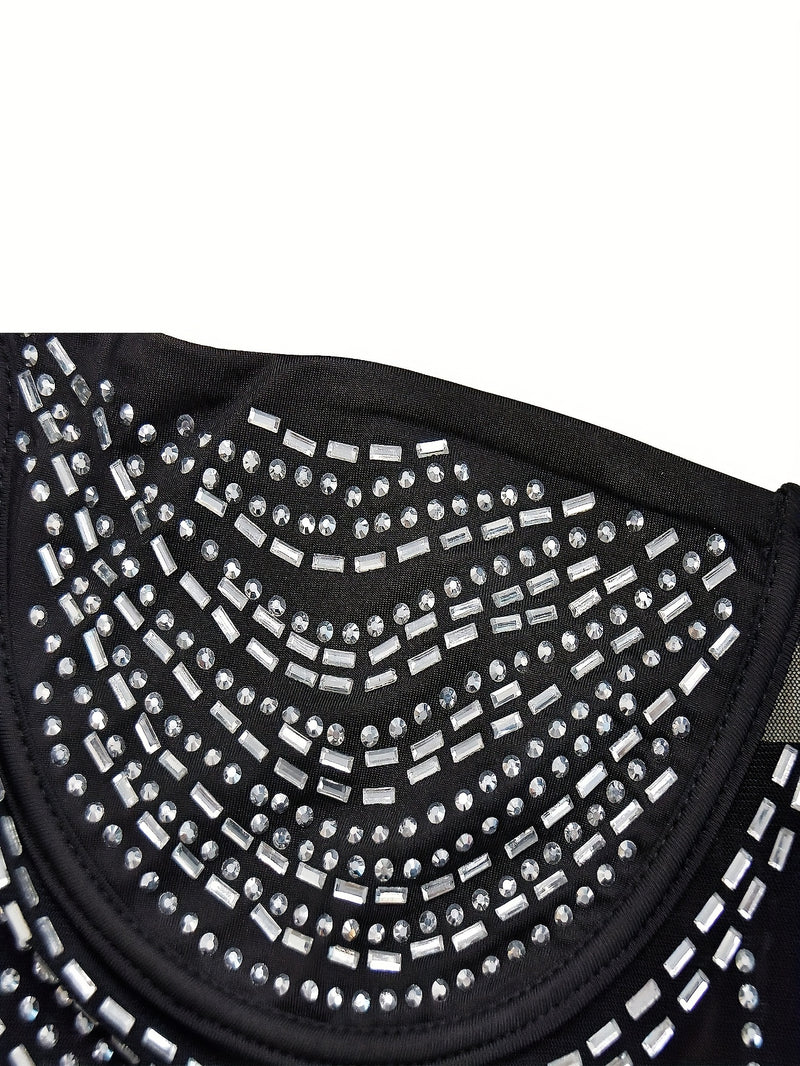 Vestido longo justo com strass e decote profundo esign sexy com costas nuas.