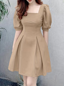 Vestido curto ,elegante de verão, linha A, manga bufante, gola quadrada.