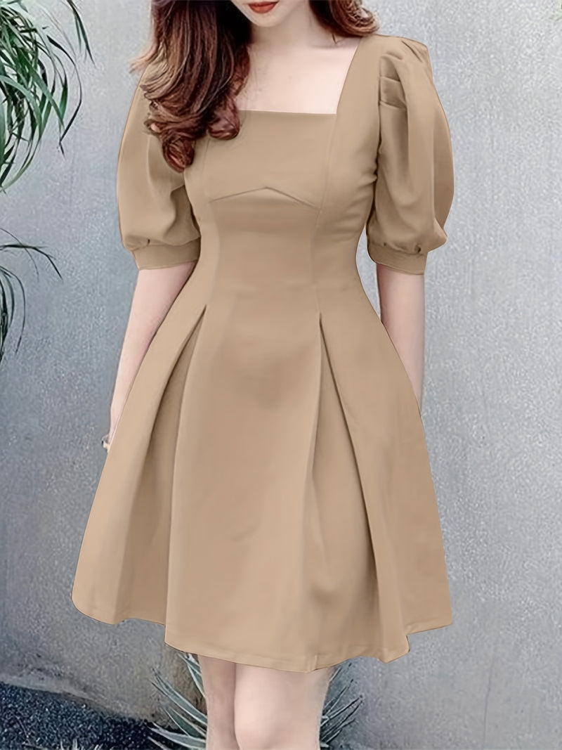 Vestido curto ,elegante de verão, linha A, manga bufante, gola quadrada.