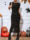 Vestido feminino de malha semitransparente com estampa de teia de aranha.