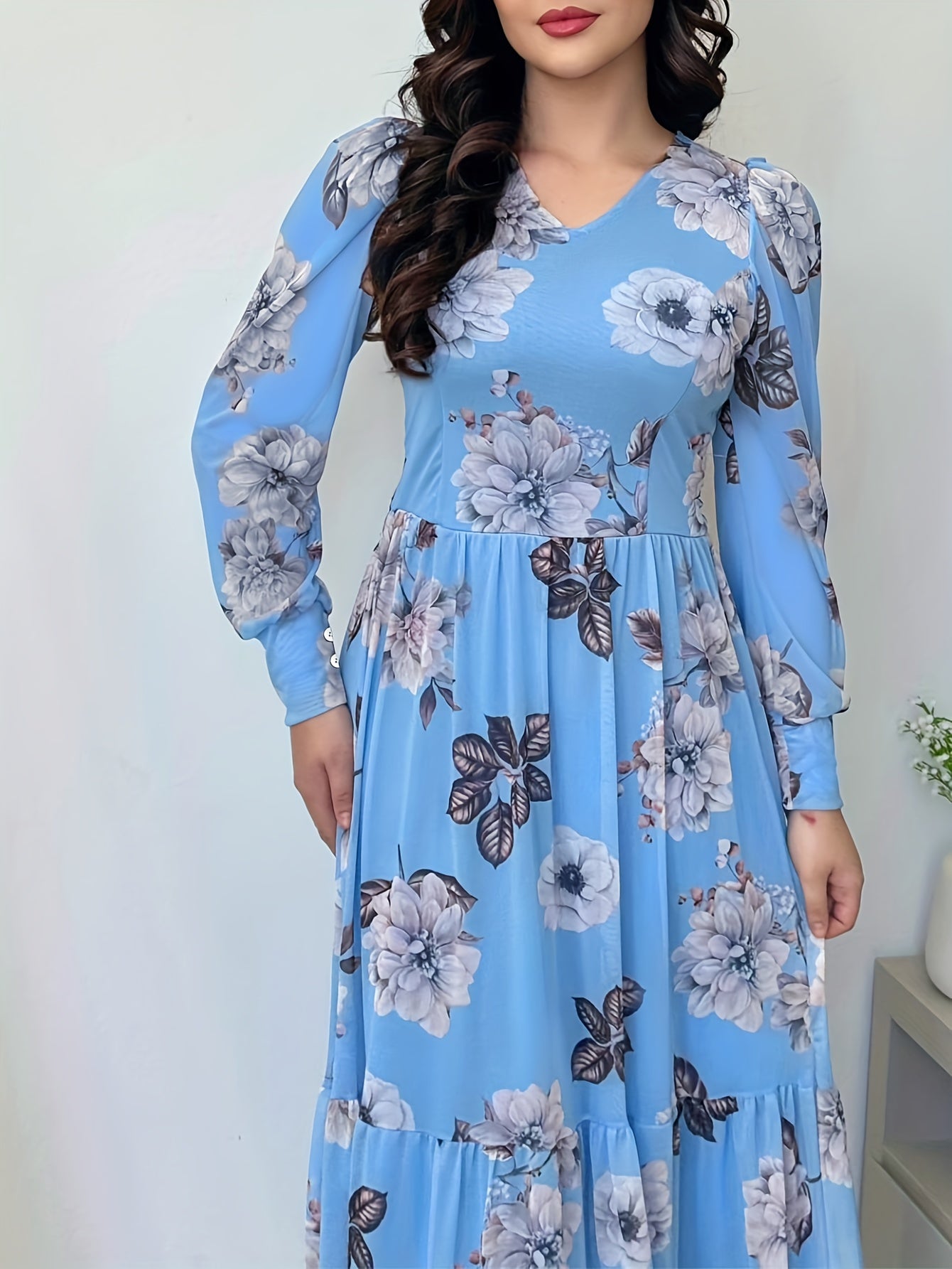 Vestido chique com estampa floral e decote em V para mulheres .