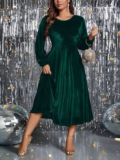 Vestido de veludo  com cintura marcada, manga comprida, gola redonda.