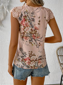 Blusa Elegante com Encaje Floral.