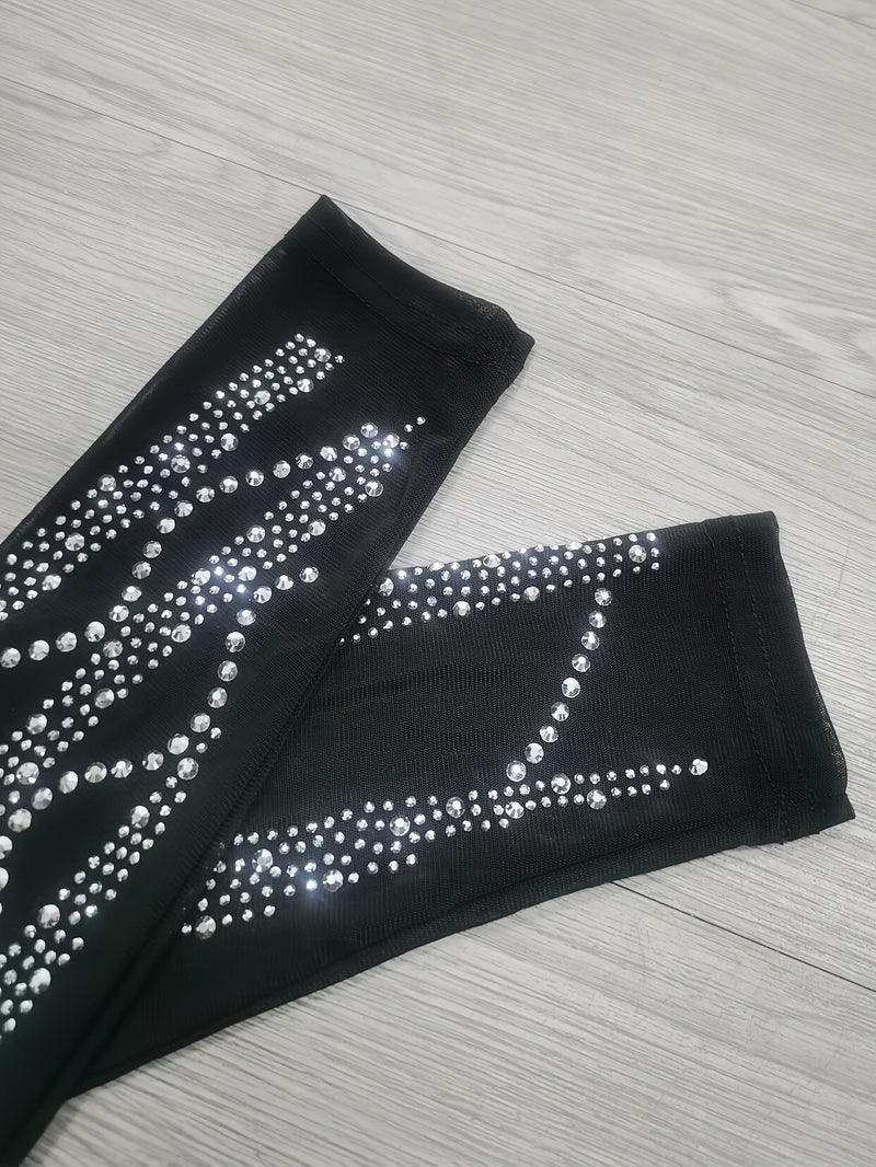 Vestido longo, brilhante justo ao corpo- decote em V profundo.